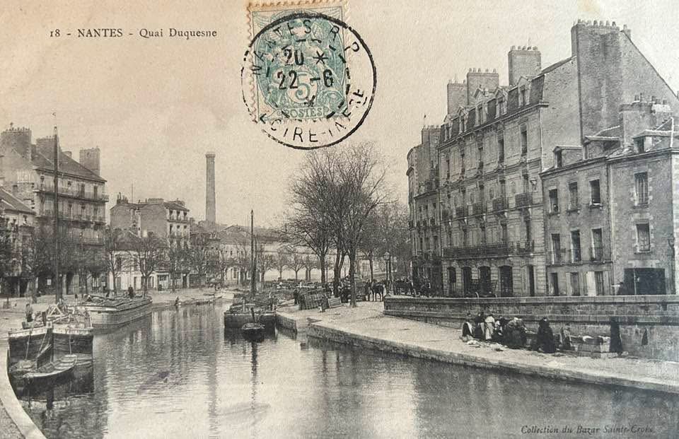 NantesVintage's tweet image. #Nantes Sur le quai Duquesne, près de l’Erdre (actuel cours des 50 Otages), on devine des lavandières qui nettoient le linge des Nantais #Bretagne vers 1905