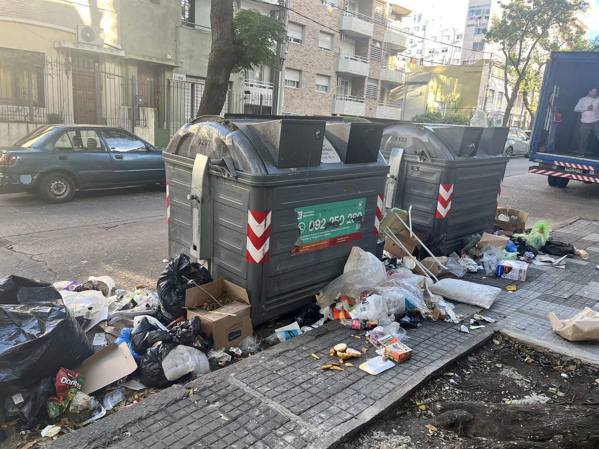 EuropeanJorongo's tweet photo. Che @Mario_Bergara @montevideoIM,  tengo hace 3 días un basural en la puerta de mi casa. Ya avisé al wp 3 veces, me responden que el reclamo fue atendido pero el basural sigue ahí. Es necesario el boludeo? Quieren foto de la convención de ratas que se arma de noche? https://t.co/x0JLYtGioM
