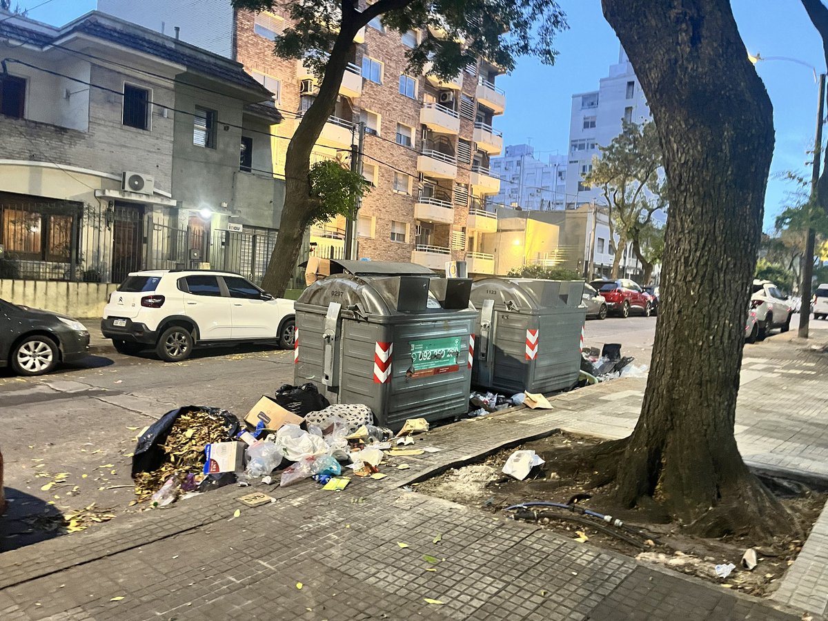EuropeanJorongo's tweet photo. Che @Mario_Bergara @montevideoIM,  tengo hace 3 días un basural en la puerta de mi casa. Ya avisé al wp 3 veces, me responden que el reclamo fue atendido pero el basural sigue ahí. Es necesario el boludeo? Quieren foto de la convención de ratas que se arma de noche? https://t.co/x0JLYtGioM