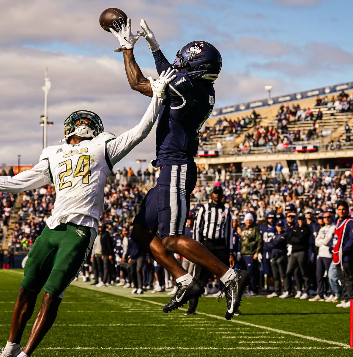 0wenmatela14's tweet photo. After a great conversation with @maxwray10, I am blessed to receive an offer from @UConnFootball!!

@LyonsTwpFball @PrepRedzoneIL @EDGYTIM @CoachChris_Roll @CoachBigPete @AllenTrieu @TomLoy247 @LemmingReport @GregSmithRivals @D1RecruitNation https://t.co/XrgWcrsLOX