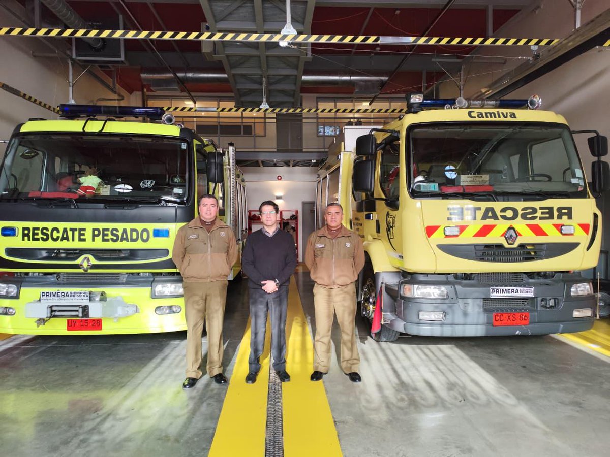 CarabMagallanes's tweet photo. El Jefe Nacional de #CENCO realizó una importante visita a @BomberosdeChile para conocer en terreno el trabajo conjunto en el manejo de emergencias en #Magallanes. Instancia clave para fortalecer la coordinación, integración operativa y respuesta oportuna a la ciudadanía. 🚨🤝 https://t.co/aXsKuKgeDT