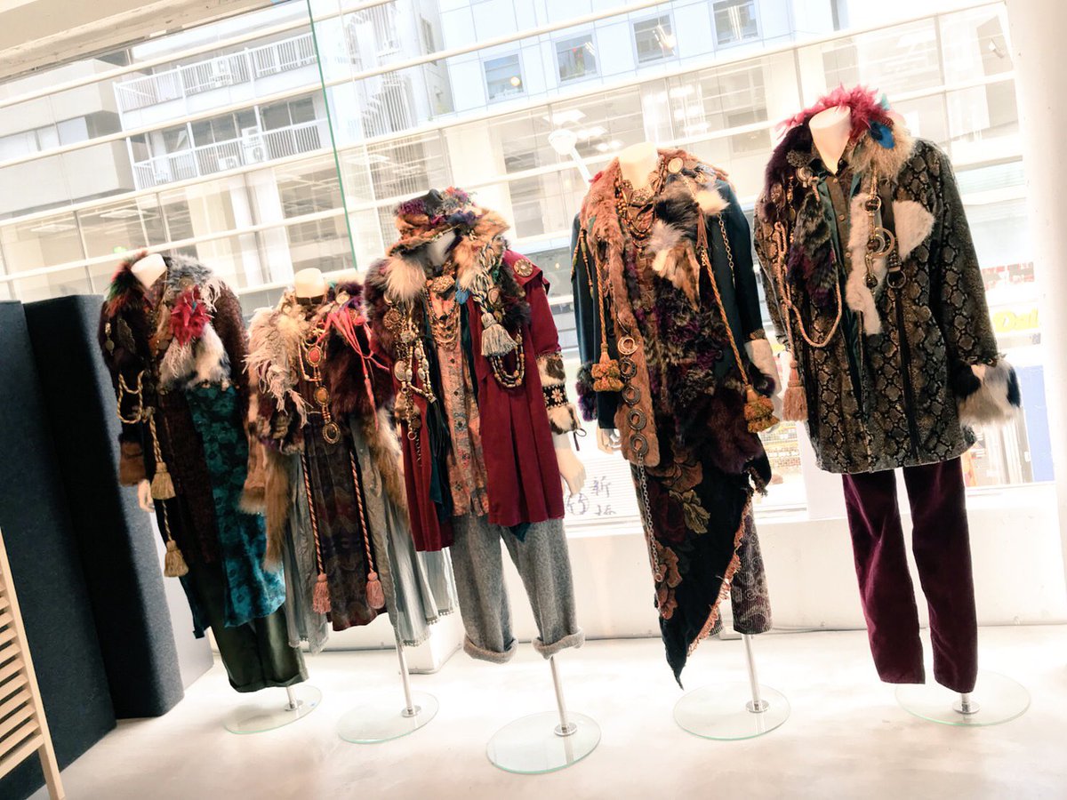 puripuriringo's tweet image. ミセス #PARTY のMVが8年前の本日4/17公開された
あらためて内容を見ると細かい設定や意味があったりその衣装等もとても凝っていて
もっくんのこだわりは以前から研ぎ澄まされている

2027年の衣装展「COSTUME EXHIBITION」も非常に楽しみ!

監督はケセラセラや青夏MV、ハウスカレーも手掛ける戸塚監督