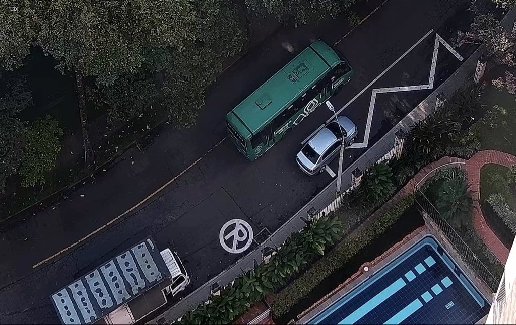 masariky's tweet photo. @sttmed @FicoGutierrez @vivirpoblado Ya no puede ni el bus del metro parar en su bahía a recoger pasajeros, necesitamos control de la Secretaría de tránsito para este problema diario Carrera 35a 5a 147  Poblado a sector La Florida @luisyepesb https://t.co/chMHAE4dm0