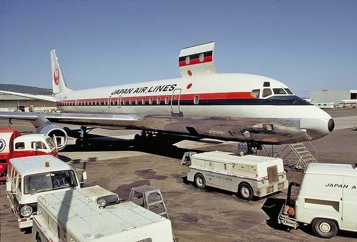 francewitch's tweet image. "Not just any luggage! Here's a look at the main deck cargo door of Japan Air Lines' legendary Douglas DC-8. It opens wide upwards to facilitate the loading of large cargo pallets of its time. Retro engineering at its finest!" #aviation #AviationHistory @JAL_Official_jp