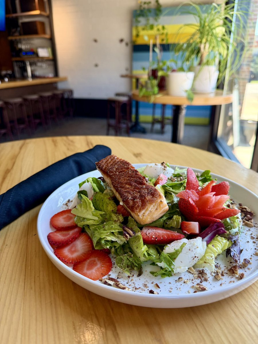 MSTDSMIA's tweet photo. It’s Thursday night… and it kind of feels like the weekend already 👀✨
One drink turns into two.
Dinner turns into staying a little longer.
From-scratch plates, good cocktails, and just the right energy.
Go ahead — make it a night.
See you at MST 🍽️🥂
#fyp #eatlocal #desmoines https://t.co/6oUSyhR1Bq
