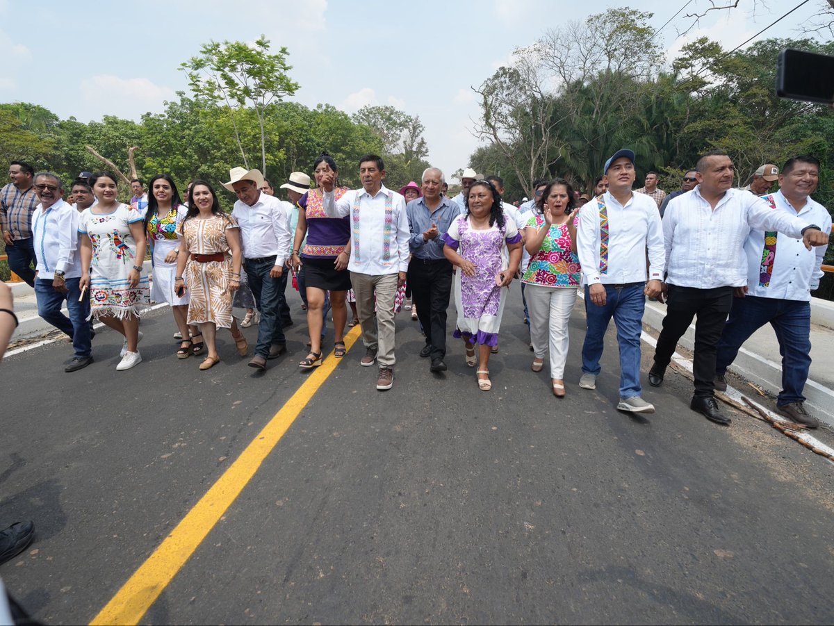Nino_Morales1's tweet photo. Somos testigos de grandes obras que están cambiando el rostro de nuestro estado.

Junto al gobernador @salomonj, participamos en la inauguración de la reconstrucción del puente Arroyo Choápam, una acción que fortalece la infraestructura y mejora la conectividad de nuestras comunidades.

#LaAuténticaVozDelPueblo #NinoMorales #Morena #SenadorDeTerritorio