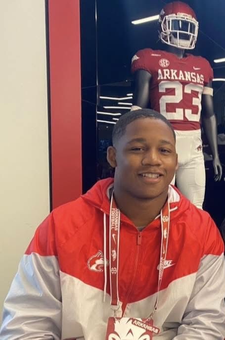 DanteSeals6's tweet photo. I’m excited to be back @RazorbackFB this Saturday for a Spring Practice Visit‼️ #WPS🐗 #Razorbacks  

📍Fayetteville, AR

@RSilverfield @Coach_Jiannoni @CoachWilk04 @CoachBreyCook @Fletcher_UofA @coachcgibbs @DavidBowenUA @NWAHutch @ArRecruitingGuy @ArkRecuriting94
@thebradleyshaw @hunterrosborne