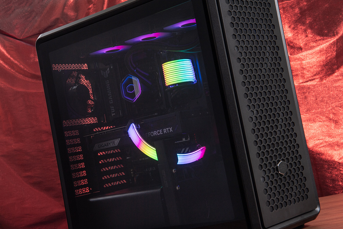 pc_watch's tweet image. 完成度高ッ！プロこだわりのゲーミングPC、パッション強めで作られました ～Cooler Master… pc.watch.impress.co.jp/docs/topic/spe… #Sponsored #パソコンショップSEVEN #CoolerMaster