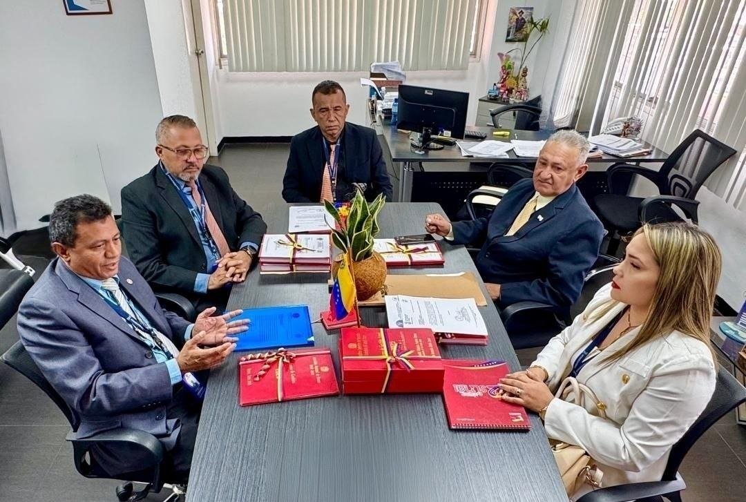 CGRVenezuela's tweet photo. #CGR | La Contraloría del estado Apure formalizó la entrega de su Informe de Gestión, correspondiente al ejercicio fiscal 2025, en una jornada que integró a las Contralorías Municipales de Biruaca, Achaguas y Pedro Camejo, reafirmando la articulación institucional en la entidad. https://t.co/5wT5NP4ede