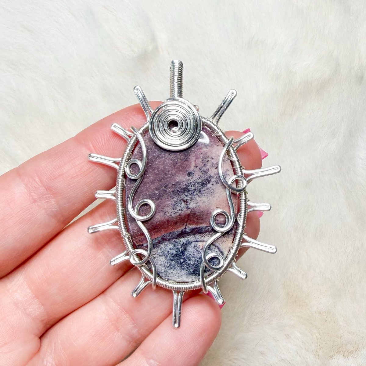Hypersthene &amp; porcelain jasper sun pendants available tonight at 8pm eastern time 💜☀️

I have to ship everything tonight immediately after bc I have to leave in the morning so make sure your alarm is set for 8pm est 👀