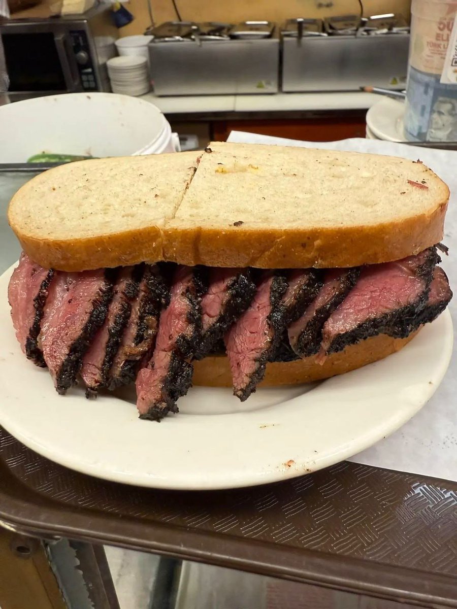 clementjacob495's tweet photo. I finally got to eat at Katz's Delicatessen, which was founded in Manhattan, New York in 1888. Despite the long line, I got in in less than 10 minutes. The smoked beef was absolutely delicious. Many celebrities have eaten here. https://t.co/CsecJUfsbS