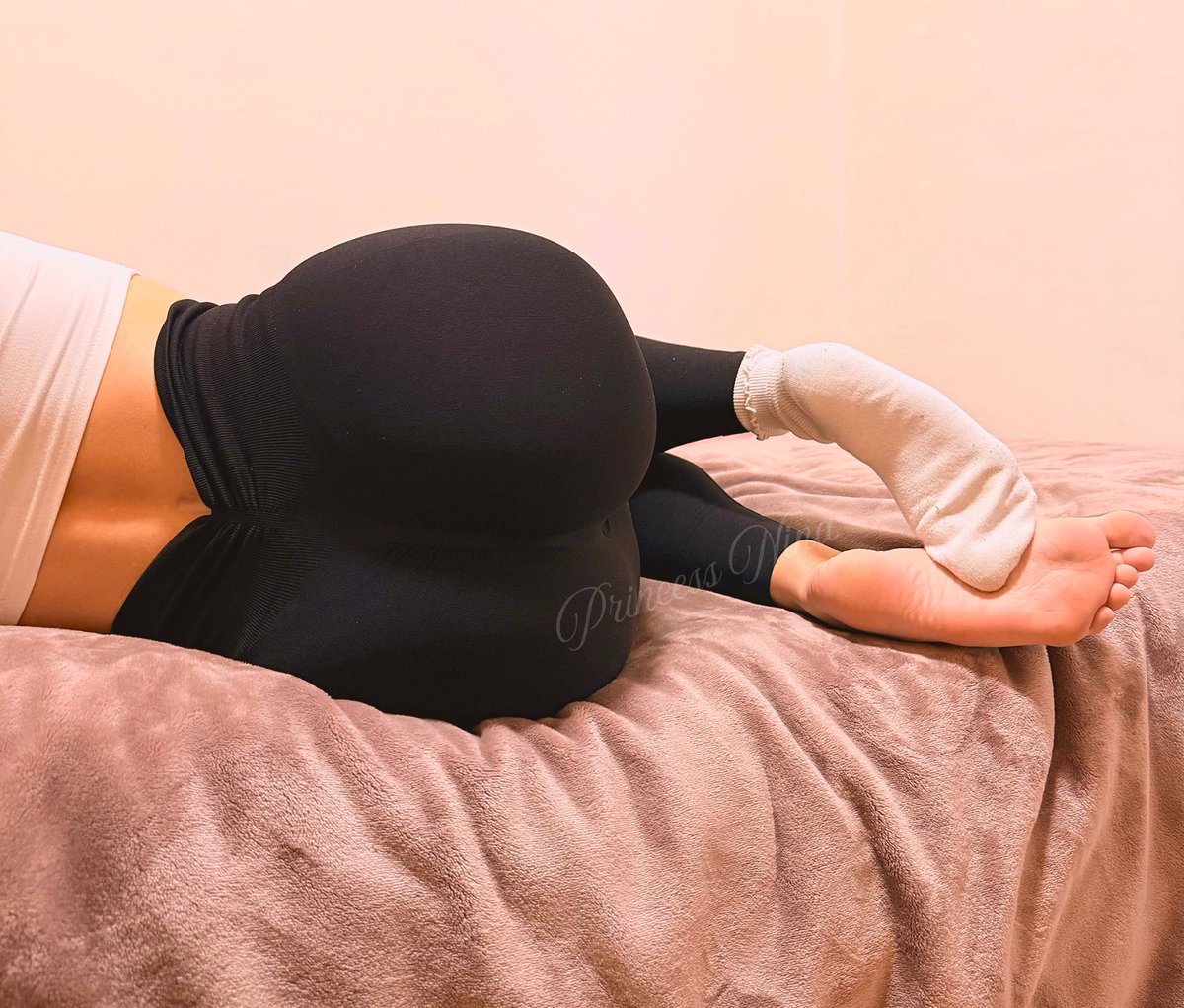 Princess_Ninka's tweet photo. Patrz na Moje słodkie stópki, piesku… 😌 

Co najbardziej przyciąga twoją uwagę na tym zdjęciu..?✨

@rt_feet https://t.co/LTlxVSgdmE