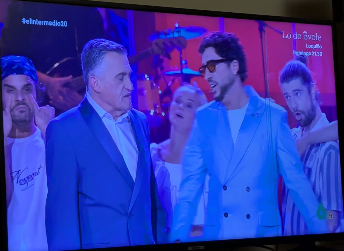 Chamo0123's tweet photo. Después del baño de realidad en #elintermedio20, y este perreo, ya solo faltaría un saludito de Don Felipe ...
"Ya escucharon las noticias. Ahora les contaremos la verdad". https://t.co/5kFb2RY29D