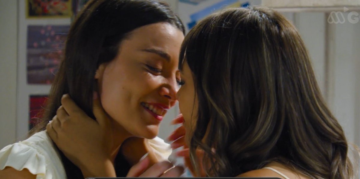 Ale_3399's tweet photo. Que besooooo, miradas, sonrisas amor osea todooo ameee #karinacia #Jacilina https://t.co/z0DDP153Qc