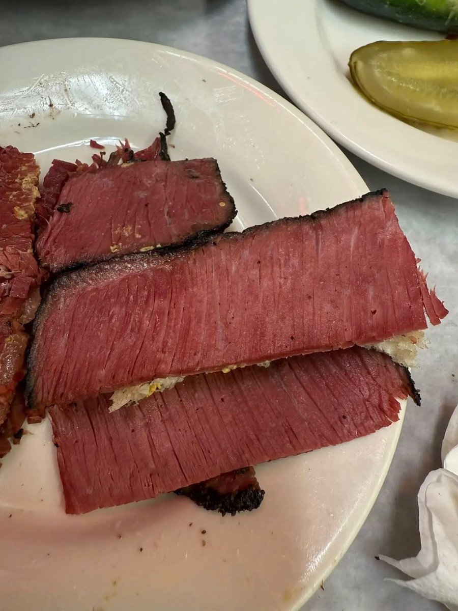 GrindingR's tweet photo. I finally got to eat at Katz's Delicatessen, which was founded in Manhattan, New York in 1888. Despite the long line, I got in in less than 10 minutes. The smoked beef was absolutely delicious. Many celebrities have eaten here. https://t.co/b3XezQAK1k