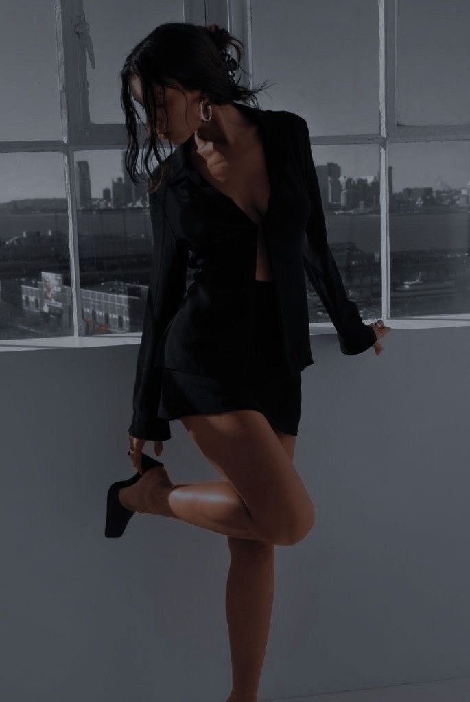 AutoraMandyP's tweet photo. ELE É UM EX MILITAR que flerta com uma garota 10 anos mais nova em uma boate e acaba a beijando sem saber que…
Ela é a princesinha do senador do estado e a garota da qual ele foi contrato
Pelo pai dela para proteger. EITA!..AGE GAP, ELE É SEGURANÇA DELA, ELA É PROIBIDA 🔥🧶 https://t.co/8fl9Z2UOWC