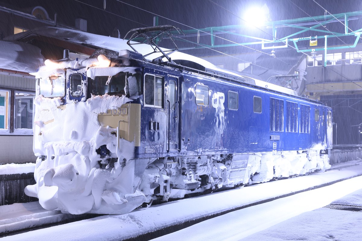 EF64-1030
落成から44年のご活躍お疲れ様でした。
ありがとうEL号の登板も思い出深いですが、個人的にはこちらを…
これぞカッターって感じの着雪でいいもの見れました。
東日本から64消滅が未だ信じ難い事実…

2026.1/21
単8741レ(上越カッター) EF64-1030