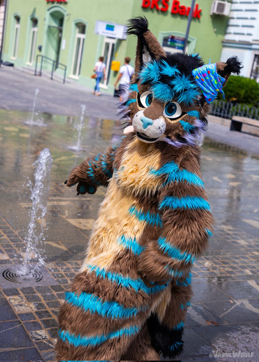 LaakoLynx's tweet photo. Most people hold themselves back more than they have to. 

🪡 @whitewingsuits
📸 @VazulWolf

#FursuitFriday #Furry https://t.co/XyxU8BgSuR