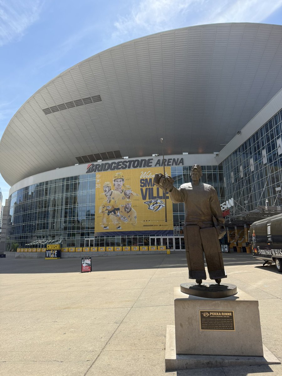 JasonRossJr1's tweet photo. My first time in Nashville! 

Filling in on @DucksStream play-by-play tonight as the playoff picture gets finalized 🦆

Ducks vs. Preds with @AlexisDownie_ and Emer at 5 PM PT 🏒 https://t.co/m8DVQ7P6Pn