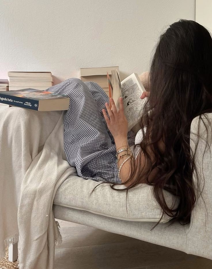 Avazoey_'s tweet photo. reading is so therapeutic 📚 https://t.co/hDuYfIw7MB