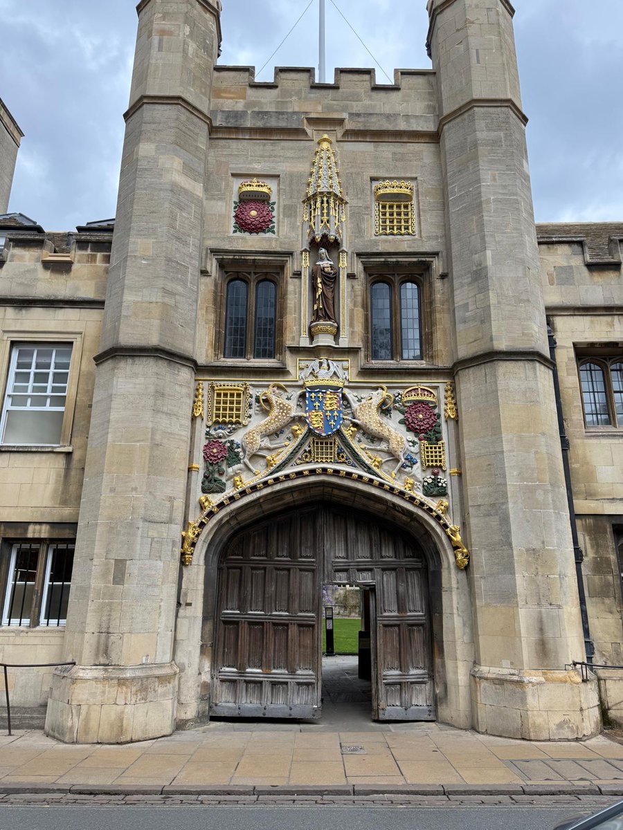 AlojzyZNowak's tweet photo. Ostatnie dni to wykłady w Downing College, University of Cambridge dla studentów programu #ExecutiveMBA. Temat: Megatrendy we współczesnym świecie. 
#Megatrendy #ExecutiveMBA #DowningCollege #UniversityofCambridge https://t.co/WDQrYo43lq