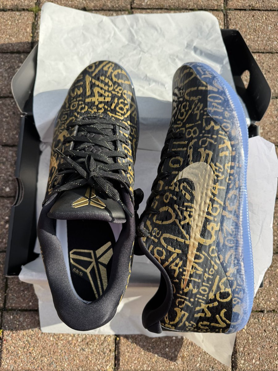 NNavram's tweet photo. “11.01.96” 🐍
Mamba Day Kobe 11s just landed, these things are superb. Love all the gold metallic detailing on the upper, the padded tongue, and icy blue translucent sole.
My first pair of Protro 11s and already love them. @snkr_twitr #mailcall #mambaday https://t.co/dKv3TCjRsB
