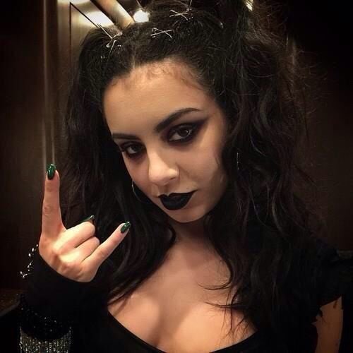 Info Charli xcx tweet media