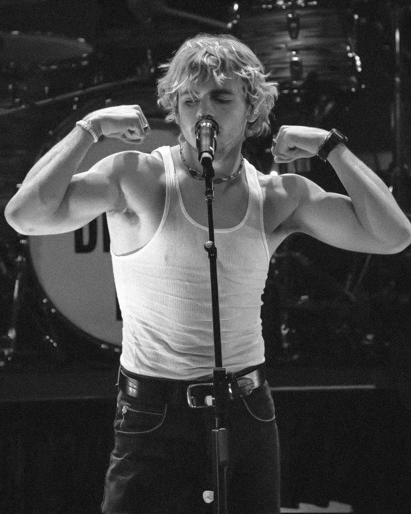 I’m f̶i̶n̶e̶ ̶ gay tweet media