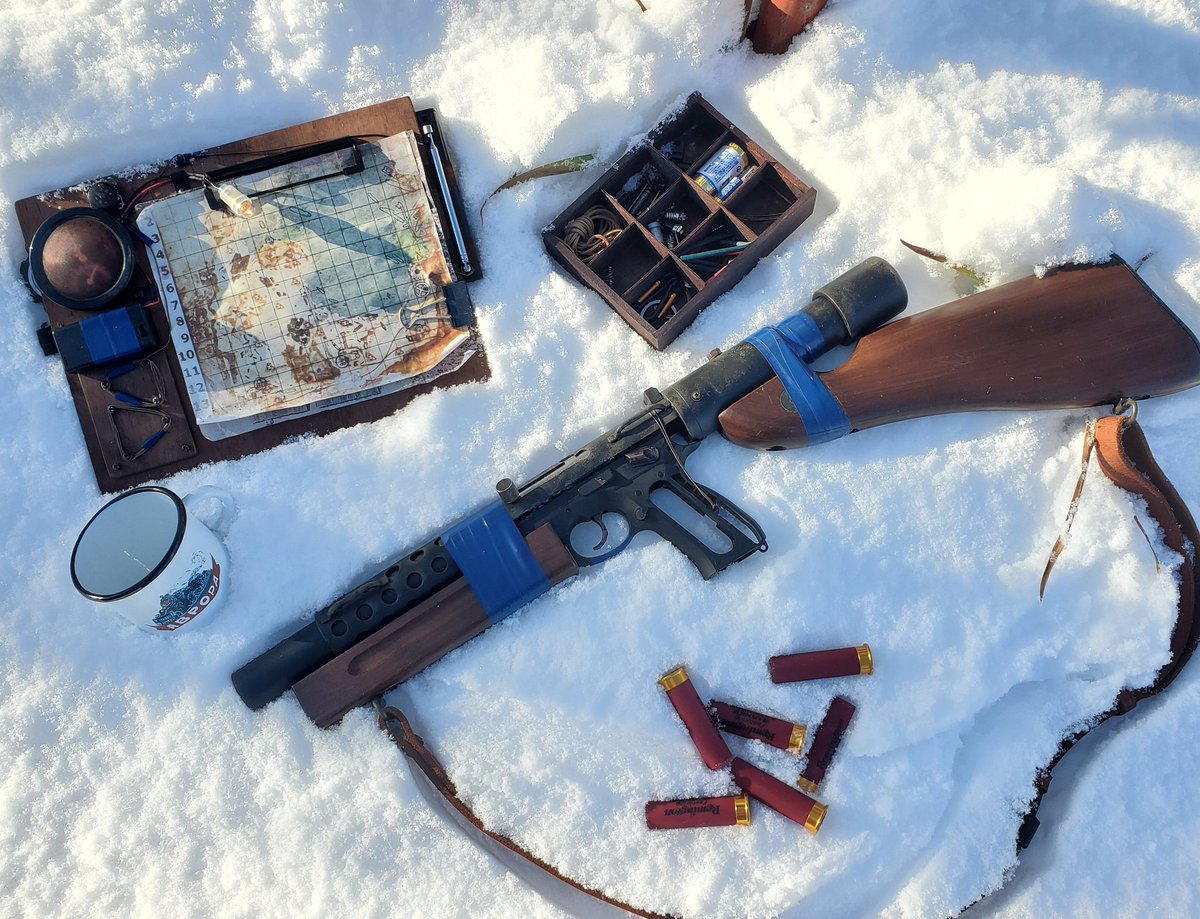 mLX8YGQ5m2LNy64's tweet photo. #METRO2039
メトロに帰る準備は出来てます。
エアソフトの銃を切って塗装し、ゲームアイテムを再現し、光るキノコも作りました、メトロの為にVRも買いました。
新しいメトロに探検に出る事が出来る事がとても楽しみです。 https://t.co/zPwLmgSm1i