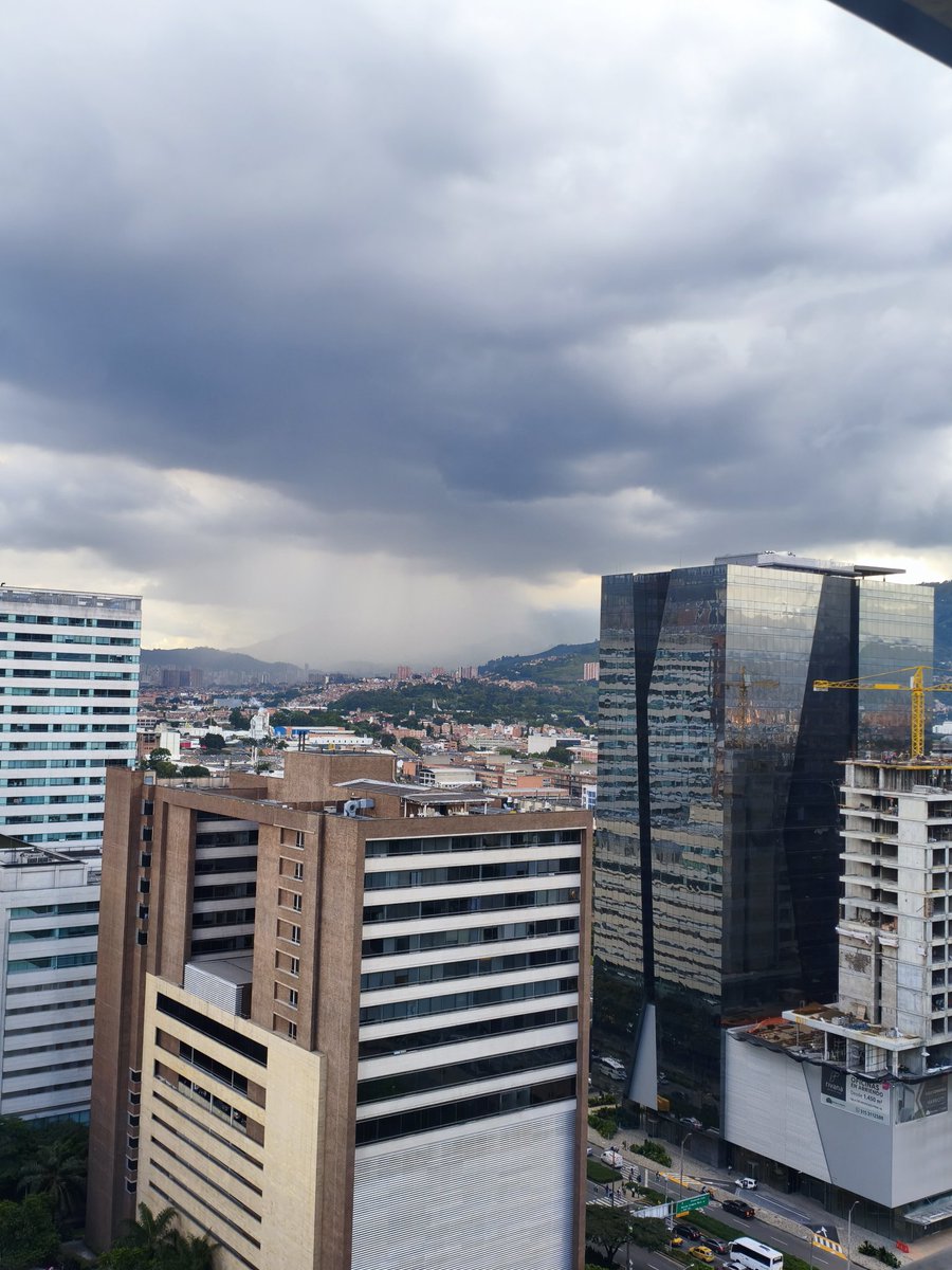 edluenggas's tweet photo. #reportedelluvias @siatamedellin  alisten paraguas en medellín y valle de aburra https://t.co/Nu4j2eAUJi