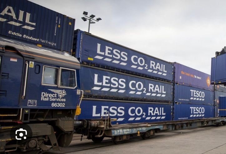 WestOnTrackIRL's tweet image. #tesco UK uses #railfreight between Daventry and Trafford, a route just 65% as long as #ballina to #waterford to lower CO2 by 76%. Less #emissions = #lessfuel #everylittlehelps #westernrailcorridor #irishexporters #straitofhormuz @Entirl @IrishExporters