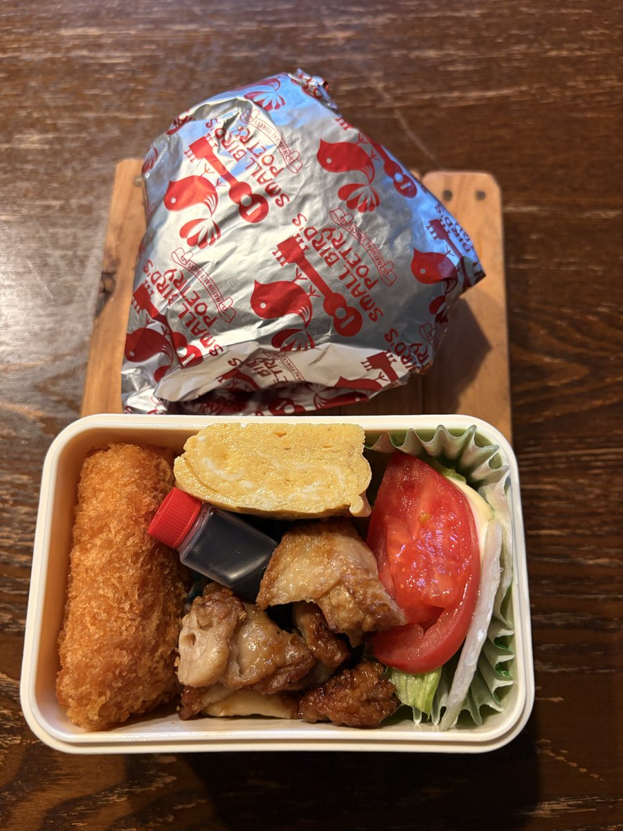 今日はシンプルにおにぎり🍙お米なのか、ガス炊飯器の炊き方に慣れてきたのか、美味しく仕上がりました✨
今週もお疲れ様でした❗️
636日目 鮭おにぎり弁当
#お弁当 #親父の弁当