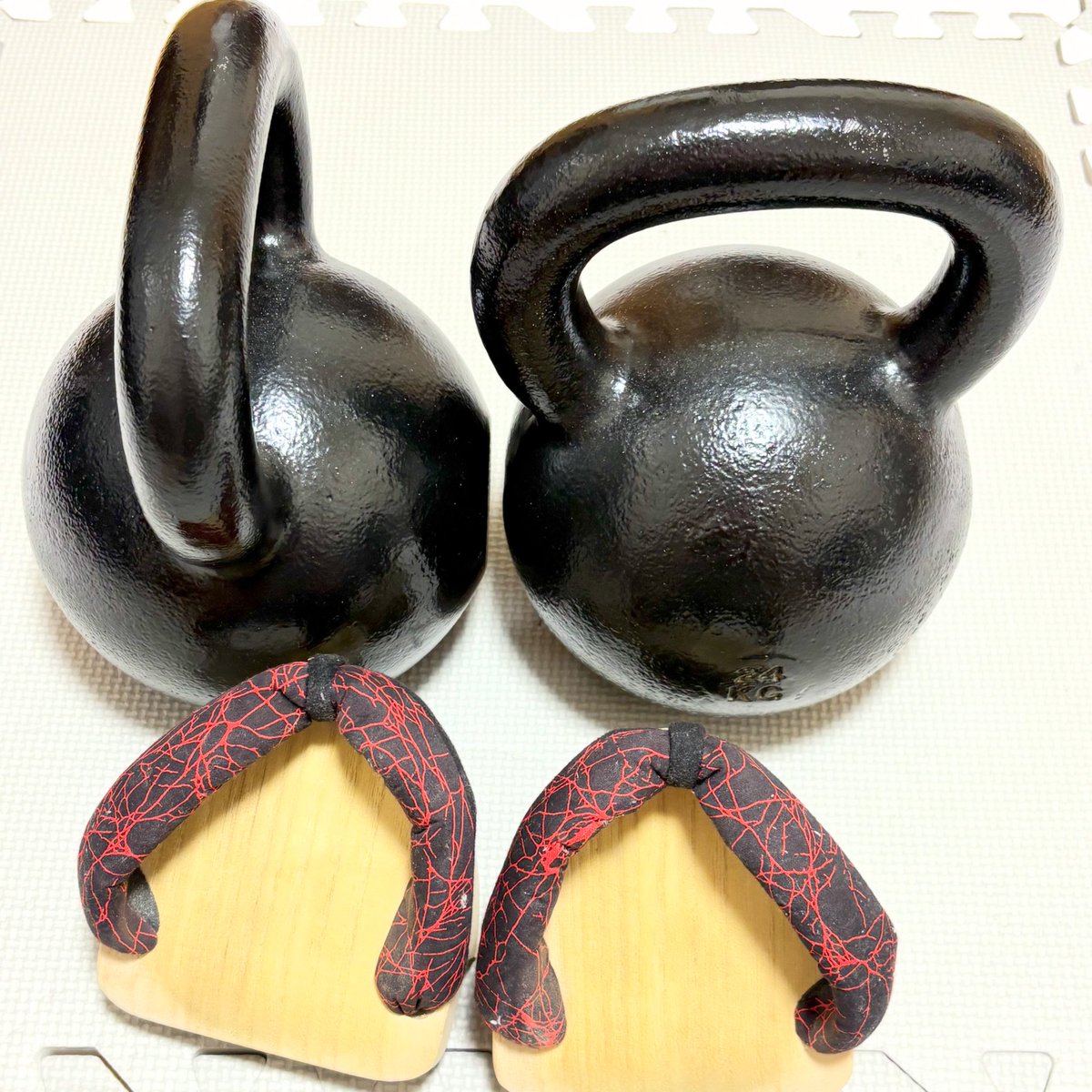 takuyan0620's tweet image. #今日の筋トレ
#ケトルベル 24㎏×2
#COMPLEX 
ダブルクリーン×4
ダブルプレス×4
ダブルゴブレットスクワット×4
ダブルスイング×4
のフローで5セット
#一本歯下駄 装着

金曜日
もうひと踏ん張り

#getaトレ
#GETALABO
#Kettlebell
#гиря