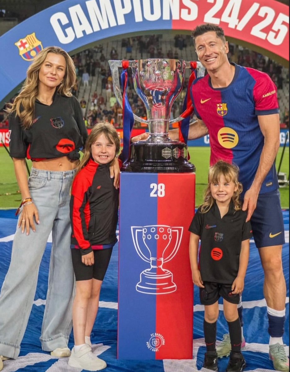 BarcaTimes's tweet image. 🚨| Gerard Romero: “Barcelona is so beautiful Robert, you live so very well, and the family is doing very well, think about this (leaving) carefully..”

- Lewandowski: “Yes, of course, I was always saying that and nothing has changed…” #fcblive 👀