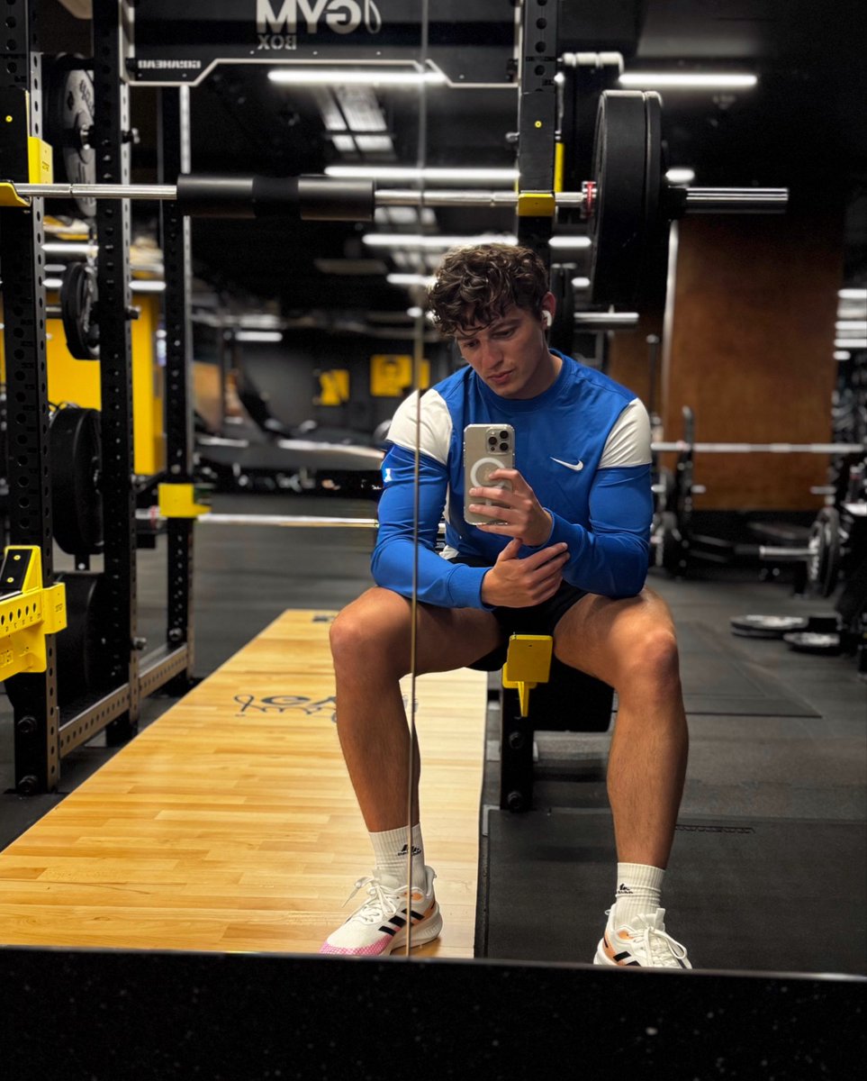 dan_vvy's tweet photo. empty gym and me https://t.co/3f64EEZYYo