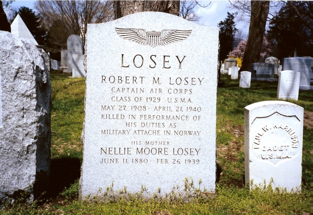 URDailyHistory's tweet image. 21 April 1940: #Army Captain Robert Losey is said to be the first U.S. military casualty of World War II. He was killed in #Norway during a #German bombing raid. He was trying to evacuate U.S. #diplomats from Norway to Sweden. #History #WW2 #WWII #RIP #ad amzn.to/2KkwJ0v