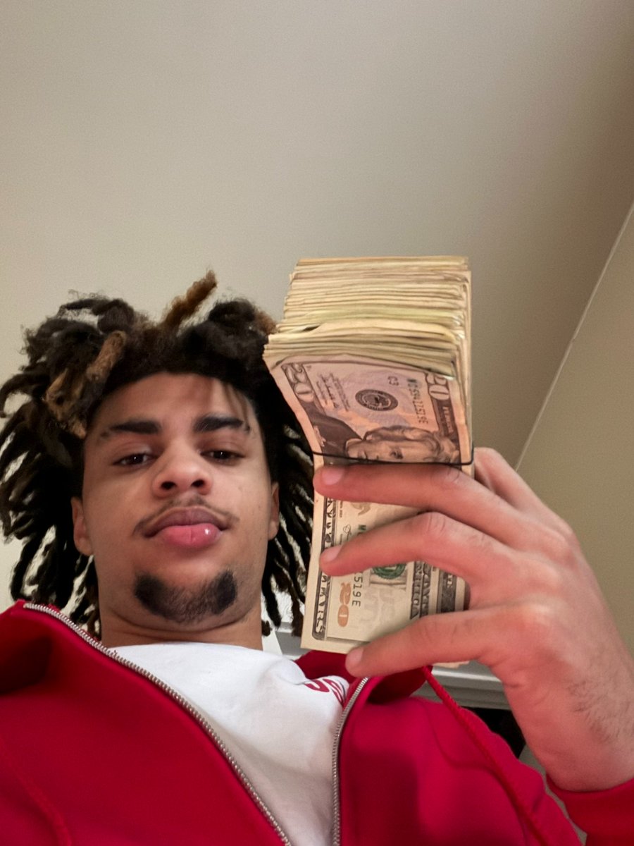 i got 100$ who ever suck and fuck me the best dm or comment