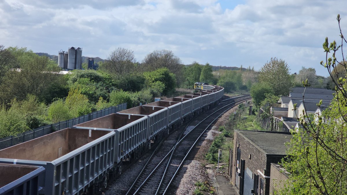 Harrod15S's tweet image. 70010 clagging through Mexborough station heading on the avoider through Kilnhurst this afternoon 16/4/26 working 6H69 Heck (FLHH) to Dowlow Quarry (FLHH) #class70 #trains #freightliner #Mexborough