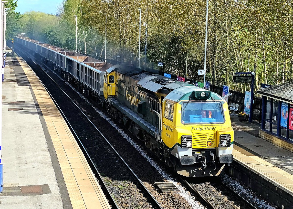 Harrod15S's tweet image. 70010 clagging through Mexborough station heading on the avoider through Kilnhurst this afternoon 16/4/26 working 6H69 Heck (FLHH) to Dowlow Quarry (FLHH) #class70 #trains #freightliner #Mexborough