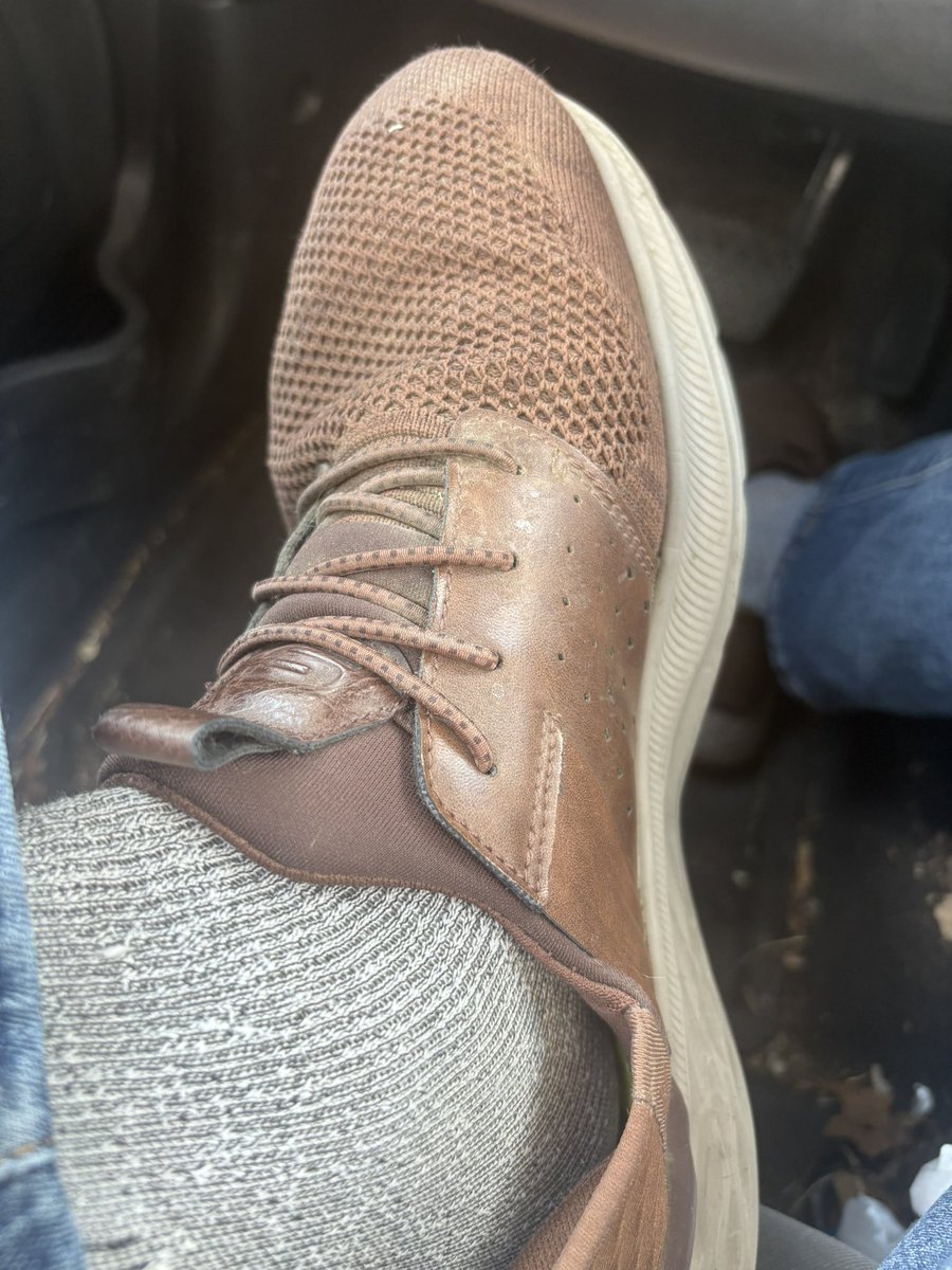 This is my foot. It hurts like hell.
Thank you for your attention to this matter😕
