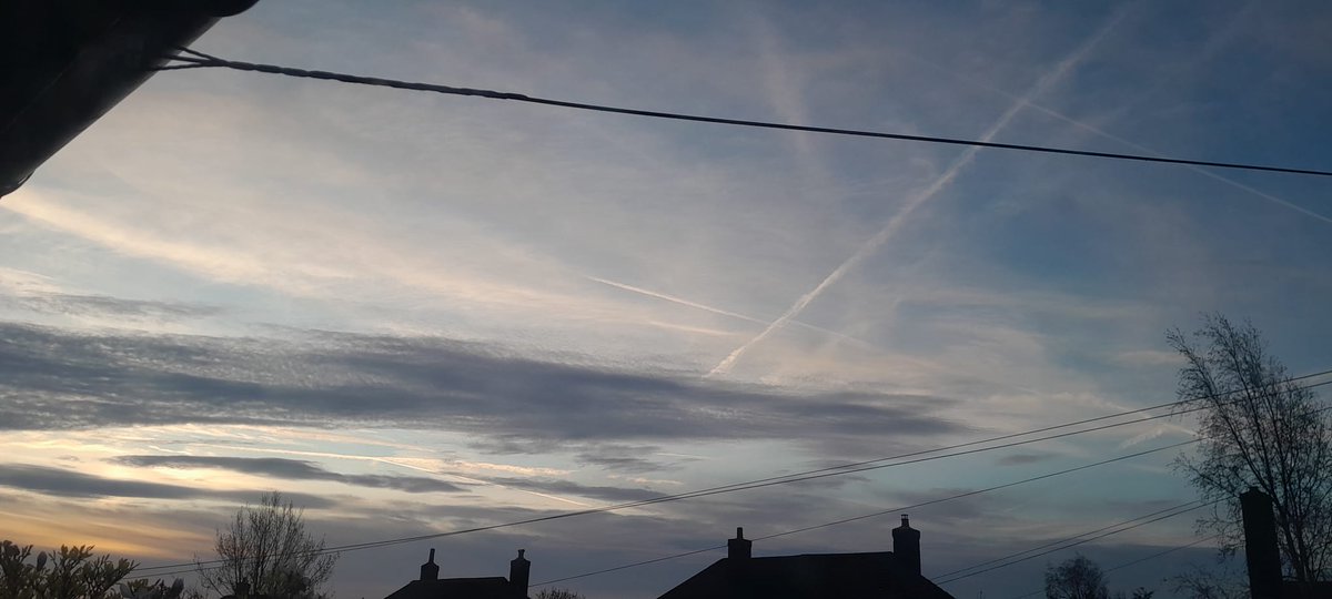 ANGRYNIC2's tweet image. Spring skies, courtesy of your favourite puppet airlines qnd their soulless scum pilots. #pilotlife