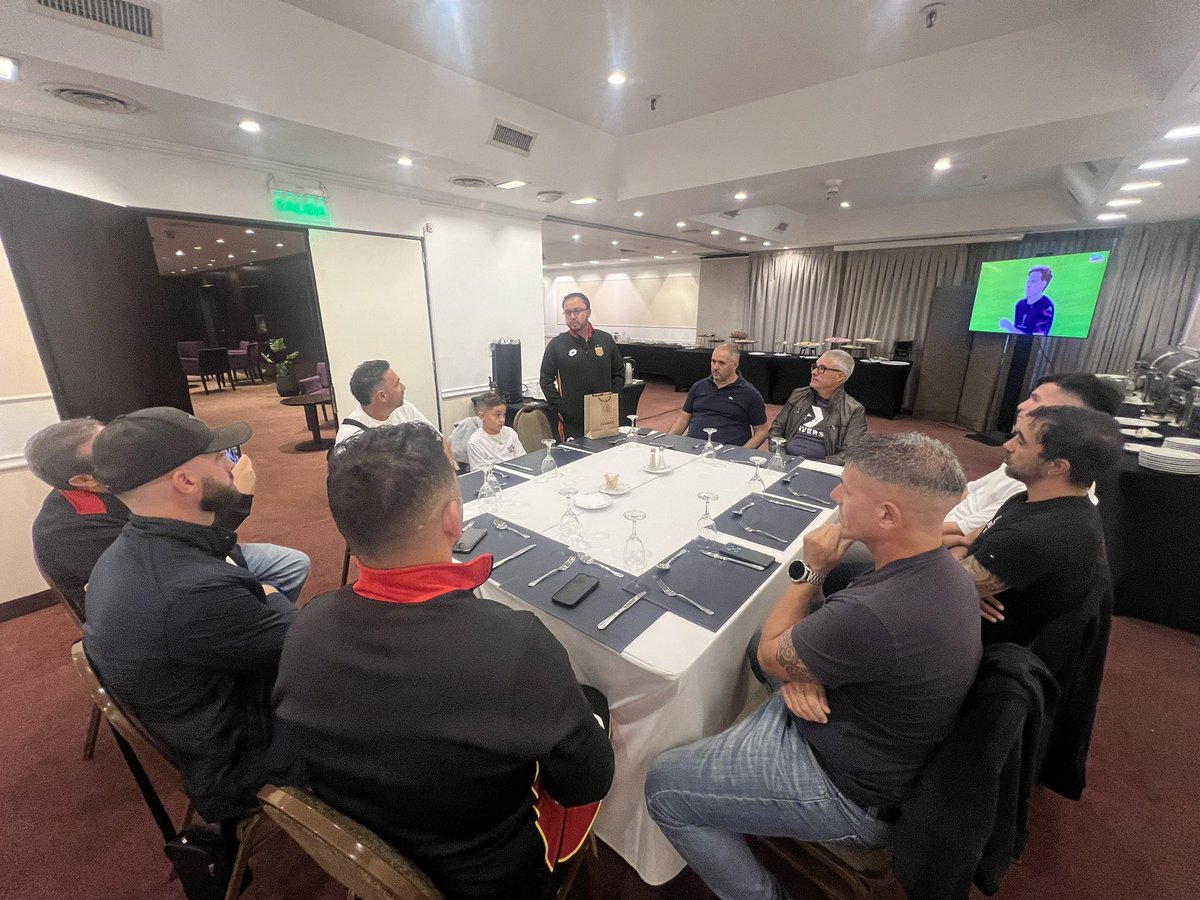Recibimos a nuestros invitados especiales, con quienes compartimos un agradable momento recordando su paso por nuestra institución: Gabriel Méndez, Ismael Villalba, Diego Ianiero, Ezequiel Filipetto, Pablo Fernández y Gabriel Perrone.

Sabemos que faltaron muchos, pero ellos