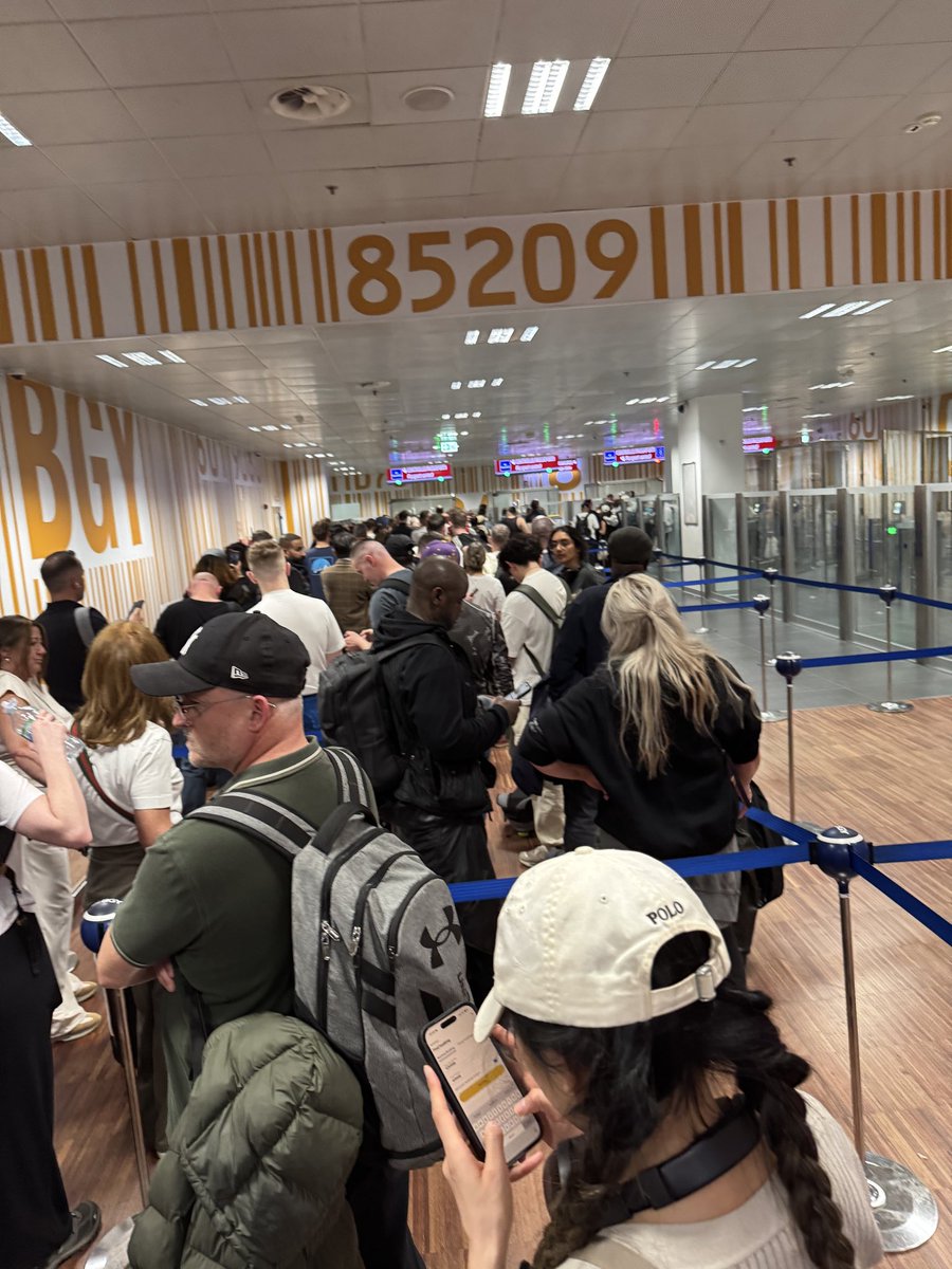 scottlizard's tweet photo. Just the 2hrs at passport control #EES is a joke https://t.co/HmWpyKwvTy