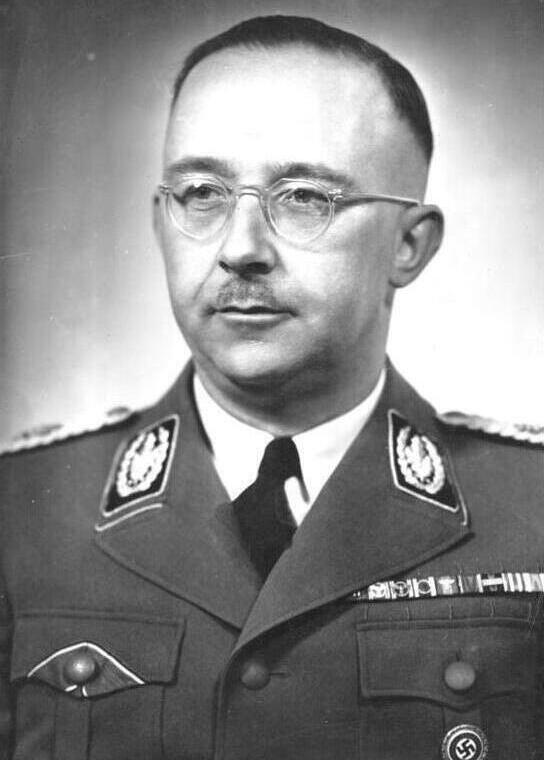 URDailyHistory's tweet image. 21 April 1945: Nazi SS leader Heinrich Himmler meets Norbert Masur, a #Swedish representative of the World Jewish #Congress, outside of #Berlin near the end of World War II to discuss releasing #Jewish concentration camp victims. #history #WWII #WW2 #ad amzn.to/3amrNCP