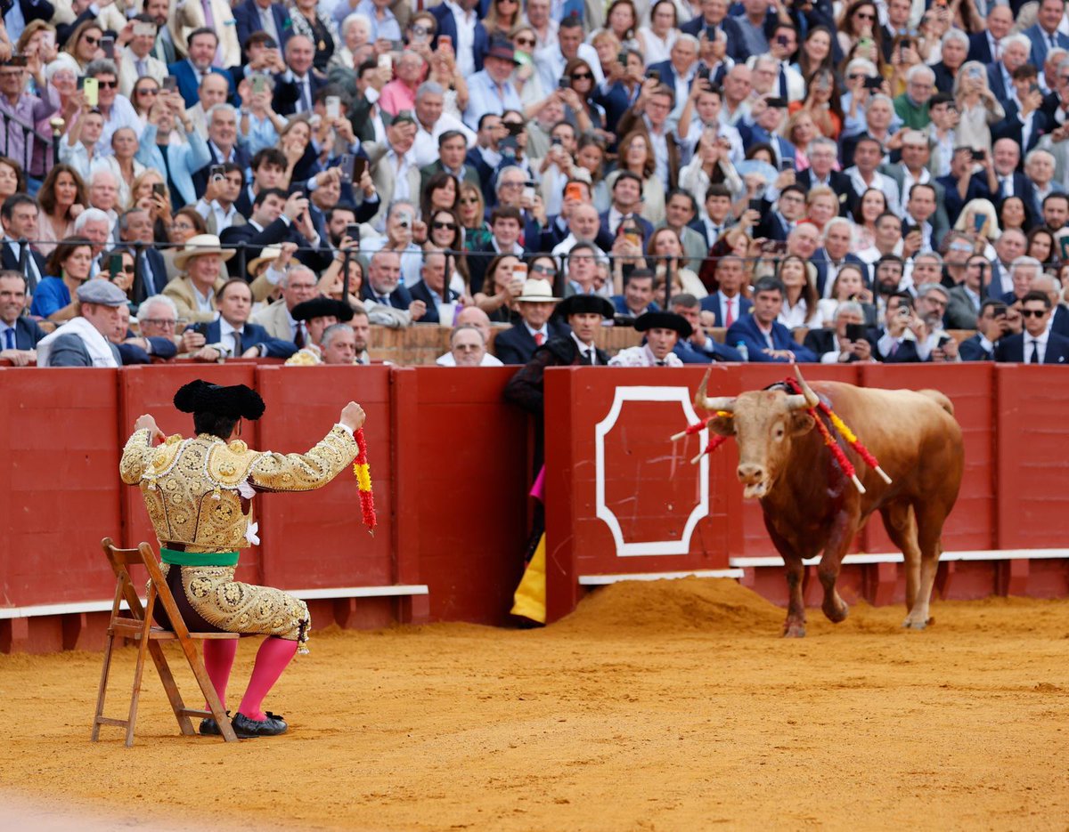 -¿Silla? ¿Una silla?- 
De paja.
Ya han encontrao la alhaja.

Ya se sienta en su Sevilla.
¡Cálculo de maravilla!

Tres, de maestro, le ha dado:
alto, de pecho, ayudado.

En trono de querubines
y cantando por bajines.
Todos de pie. Y él sentado.

Gerardo Diego.