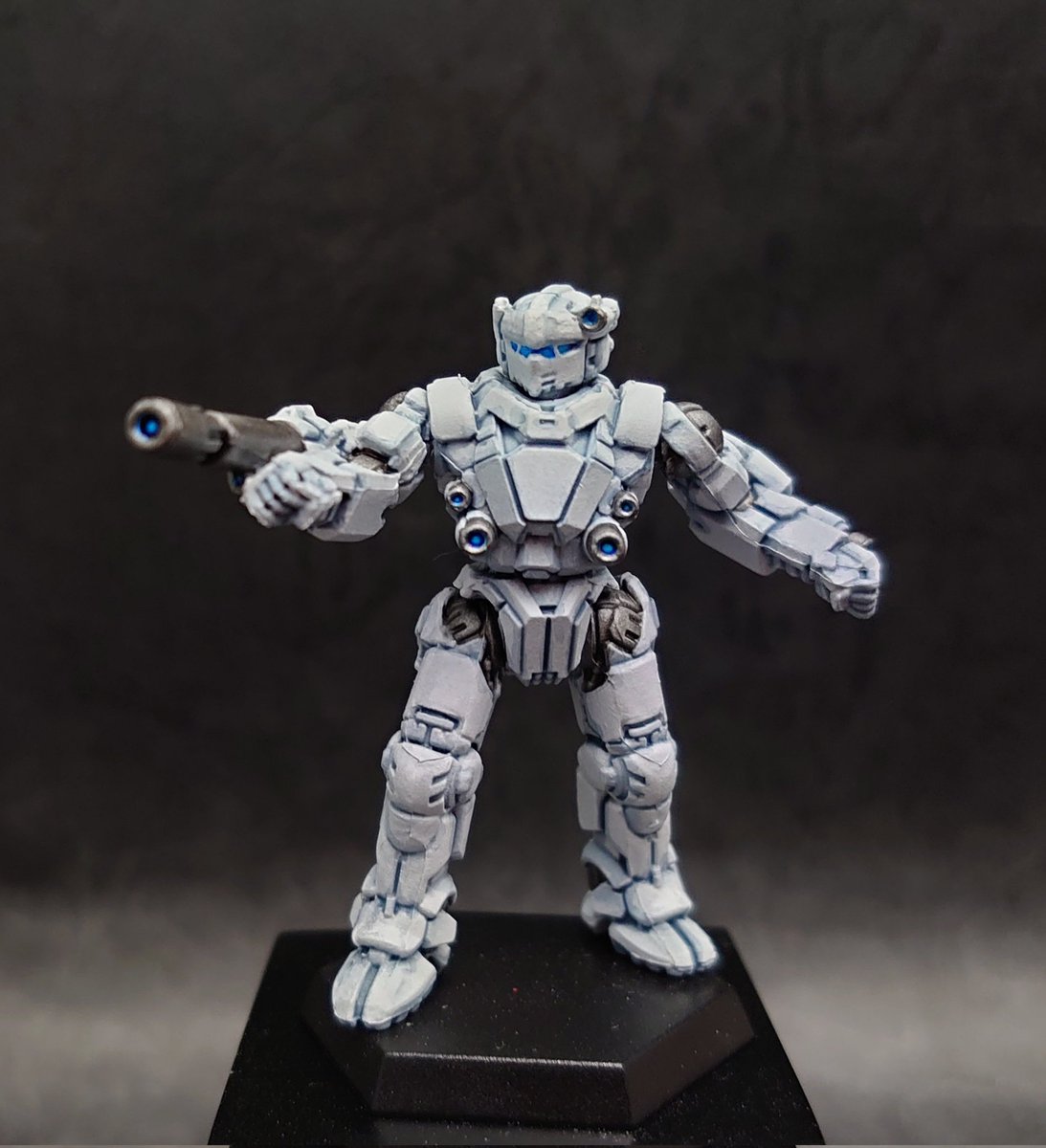 Morikaw90702047's tweet image. Morikawa専用バトルメック
「白いBLACK KNIGHT」完成です😉‼️
ホントは赤の差し色を入れようかと思ったのですが、なんだかこのままでもカッコいいような気がしてとりあえず白いままで。気が向いたら赤を入れます☺️
#バトルテック
#battletech