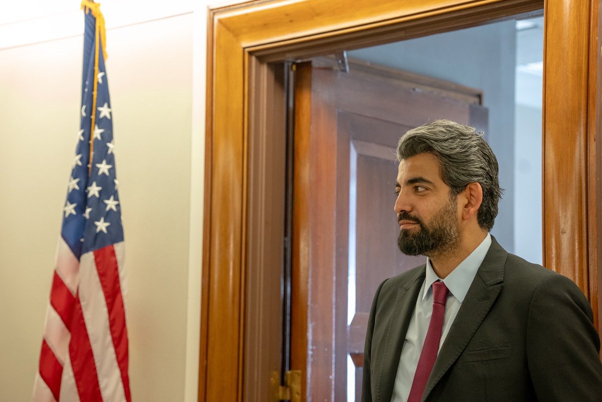 شتّان بين من يسعى لاستعادة دولة ووطن دون كلل أو ملل ومن يبحث عن دكّان يسترزق منه
بالله عليكم ....  
بعد أن كانوا على هرم السلطة والحكومة وخلفهم شعب كامل رجعوا اليوم إلى منصب رئيس مكوّن
فألف تحية لدينموا الجنوب الأستاذ عمرو البيض <a href="/AmrAlBidh/">Amr Al-Bidh | عَمْرْو البِيض</a> ومهما شكرناك لن نوفي بحقك والشكر في حقك