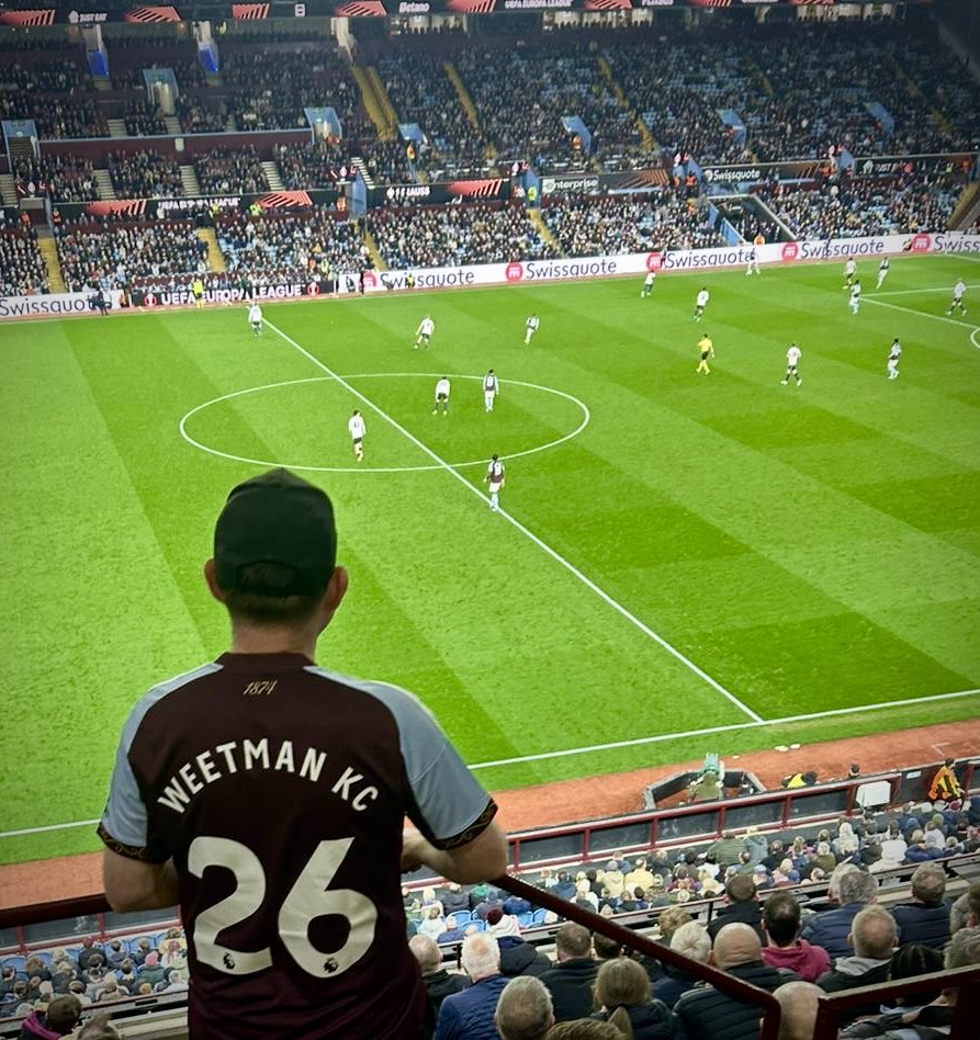Barrister7's tweet photo. First opportunity to wear the shirt that my pupils bought for me at Villa Park.
4-0 win.
It shall henceforth be my ‘lucky shirt’.
#UTV #AVLBOU https://t.co/eJsbYN67dA