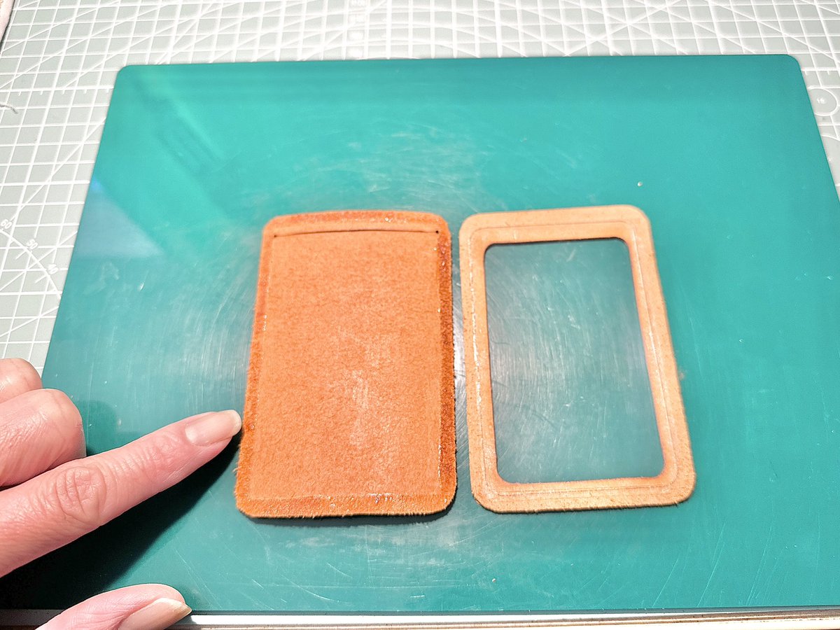 yutaro0310's tweet image. 皆さん、おはようございます😊
昨日も仕事の帰りが遅かったので、模活は
お休みです💦
先日の身分証入れの製作工程の写真です👍🏻
窓部分に、透明シートをはり合わせる準備をします👍🏻
#レザークラフト #leathercraft #革