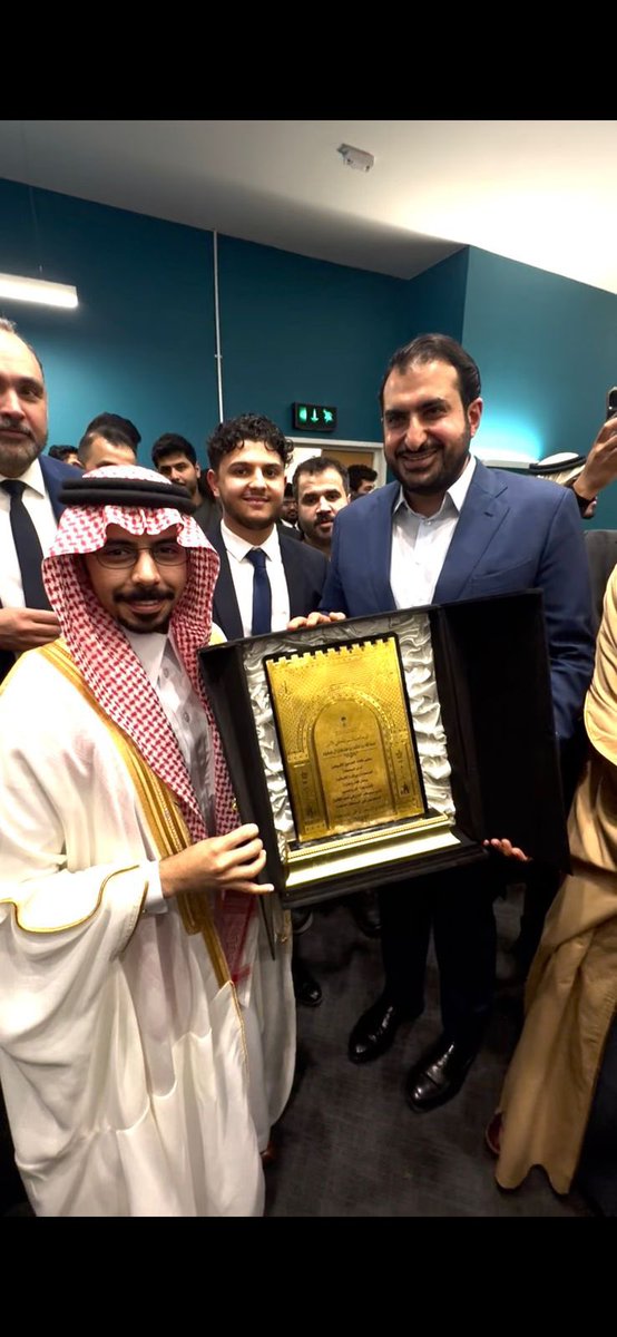 alkolabi1's tweet photo. قدم الاستاذ / عزام بن عبد الرحمن حامد الكلبي ( رئيس النادي السعودي بالملحقية الثقافية بمدينة بيرمنجهام ) بالمملكة المتحدة 
هدية تذكارية لسعادة السفير / عبد الله بن خالد بن سلطان ال سعود
كما القى كلمة امام السفير اثناء الزيارة https://t.co/uEgiQJS7V8